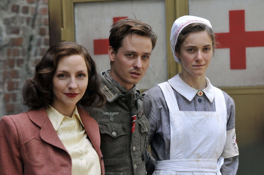 Aktorzy na planie serialu "Nasze matki, nasi ojcowie" /HENNING KAISER /PAP/DPA