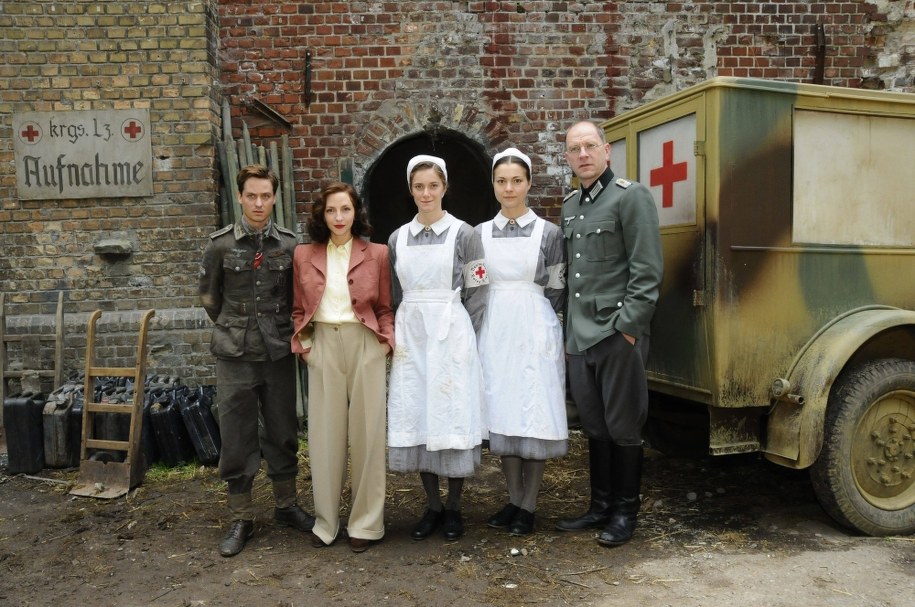 Aktorzy na planie serialu "Nasze matki, nasi ojcowie" /Horst Galuschka/dpa /PAP/DPA