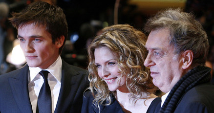 Aktorzy Rupert Friend i Michelle Pfeiffer oraz reżyser filmu "Cheri" Stephen Frears /AFP