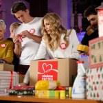 Aktorzy Teatru 6.piętro przygotowują Szlachetną Paczkę dla rodziny pani Joanny