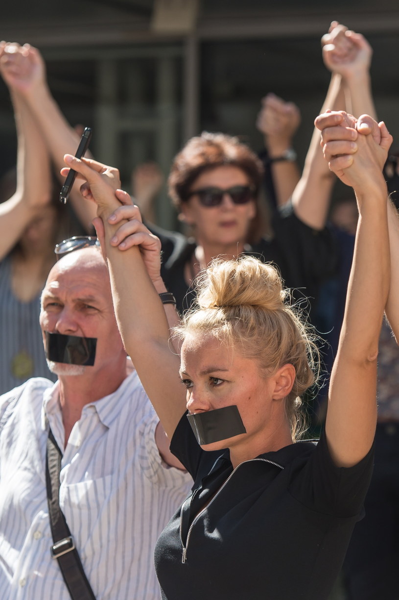 Aktorzy Teatru Polskiego podczas Niemego protestu przeciwko powołaniu nowego dyrektora Teatru - Cezarego Morawskiego /Maciej Kulczyński /PAP