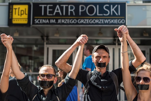 Aktorzy Teatru Polskiego podczas Niemego protestu przeciwko powołaniu nowego dyrektora Teatru - Cezarego Morawskiego /Maciej Kulczyński /PAP