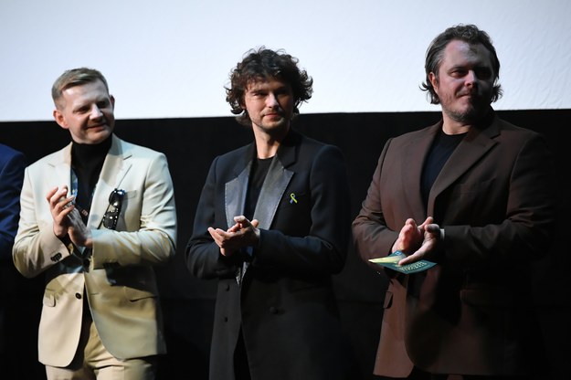 Aktorzy: Tomasz Schuchardt (P), Rafał Zawierucha (L) i Mateusz Kościukiewicz (C) podczas pokazu filmu "Orzeł, Ostatni patrol" /Adam Warżawa /PAP