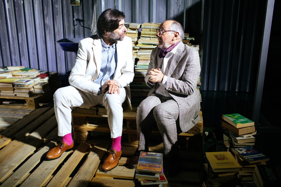 Aktorzy Zbigniew Waleryś (P) i Grzegorz Falkowski (L) podczas próby medialnej spektaklu „Kwatera bożych pomyleńców” w adaptacji i reżyserii Katarzyny Kasicy /Albert Zawada /PAP