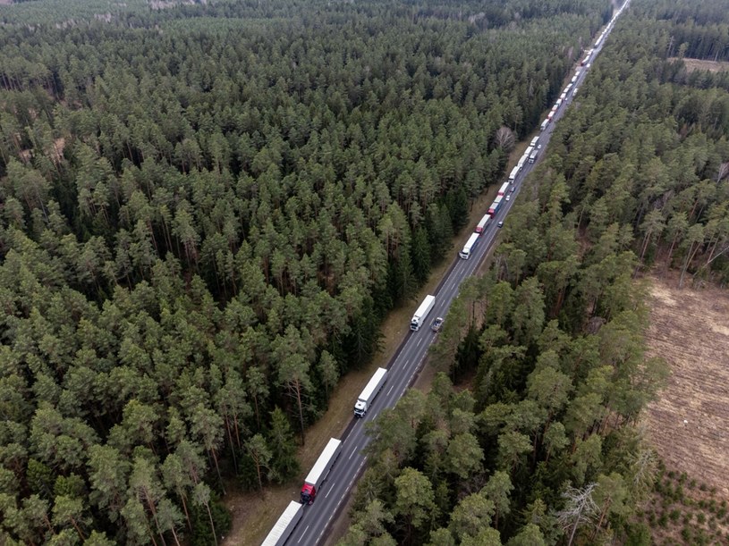 Aktualnie kolejka na odprawę w Bobrownikach liczy ponad 1300 ciężarówek a czas oczekiwania na odprawę przekracza 70 godziny /WOJCIECH WOJTKIELEWICZ/KURIER PORANNY GAZETA WSPOLCZESNA / POLSKA PRESS /East News