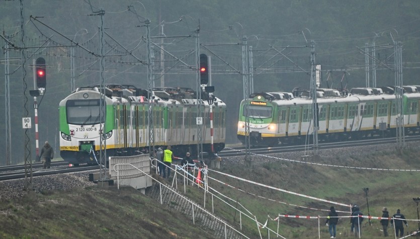 Akty dywersji na kolei. Zanim zauważono wyrwę, przez tory przejechały trzy pociągi