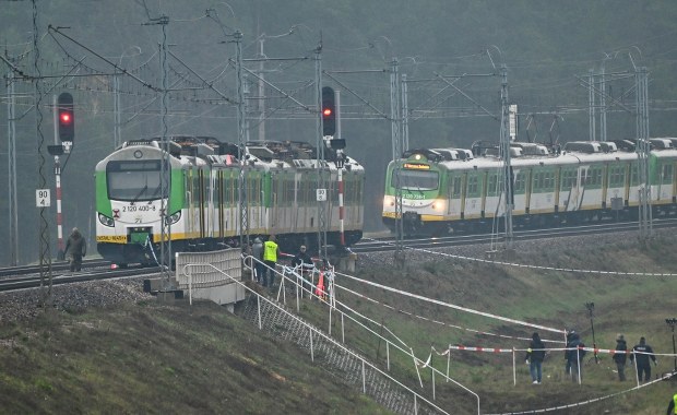Akty dywersji na kolei. Zanim zauważono wyrwę, przez tory przejechały trzy pociągi