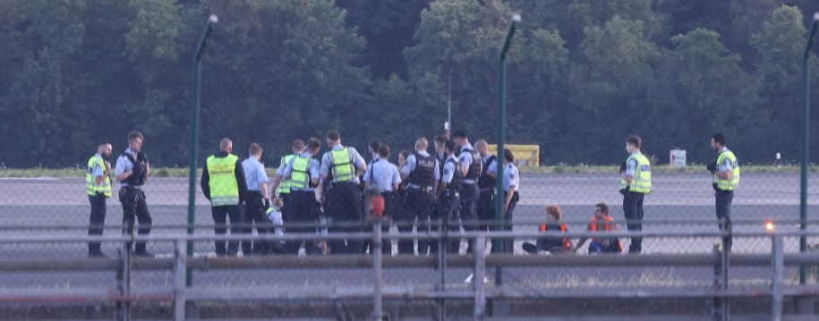 Aktywiści blokują lotnisko w Dusseldorfie /DAVID YOUNG /PAP/DPA