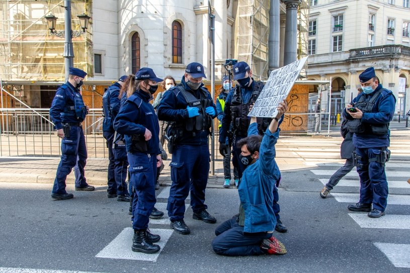 Aktywiści Extinction Rebellion organizowali wiosną tzw. samotne blokady na ulicach Warszawy /Katarzyna Pierzchała  /East News
