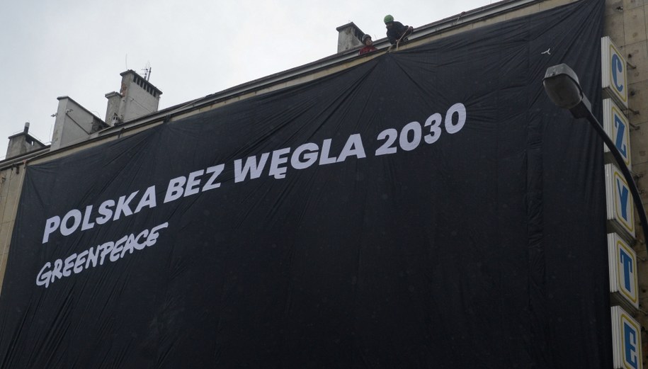 Aktywiści Greenpeace na siedzibie PO przy Wiejskiej w Warszawie. / 	Jakub Kamiński    /PAP