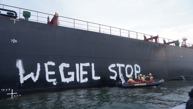 Aktywiści Greenpeace'u malują na statku napis "Węgiel Stop" /Greenpeace /Materiały prasowe