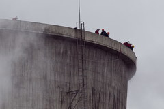 Aktywiści Greenpeace wdrapali się na komin elektrowni Turów