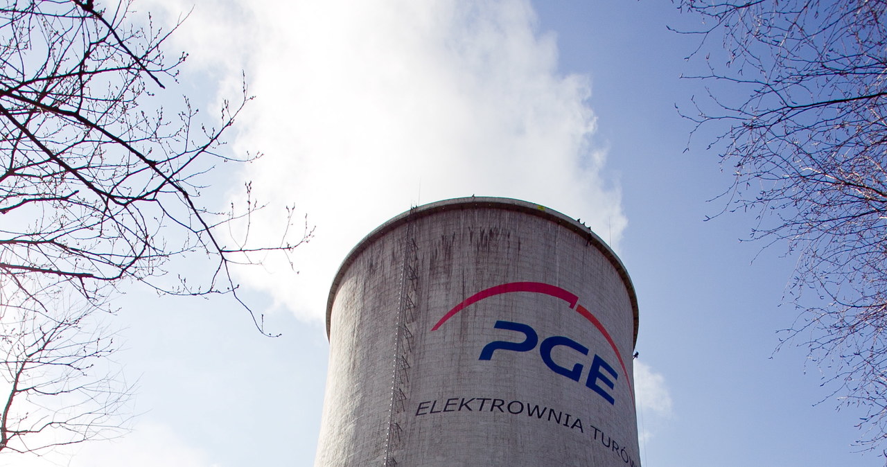 Aktywiści Greenpeace wdrapali się na komin elektrowni Turów