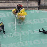 Aktywiści Greenpeace wiszą na ścianie Pałacu Kultury