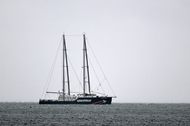 Aktywiści Greenpeace zaczęli swój protest od zatrzymania transportu węgla z Mozambiku /Marcin Gadomski /PAP