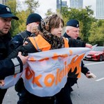 Aktywiści klimatyczni przykleili się do ulicy w centrum Warszawy