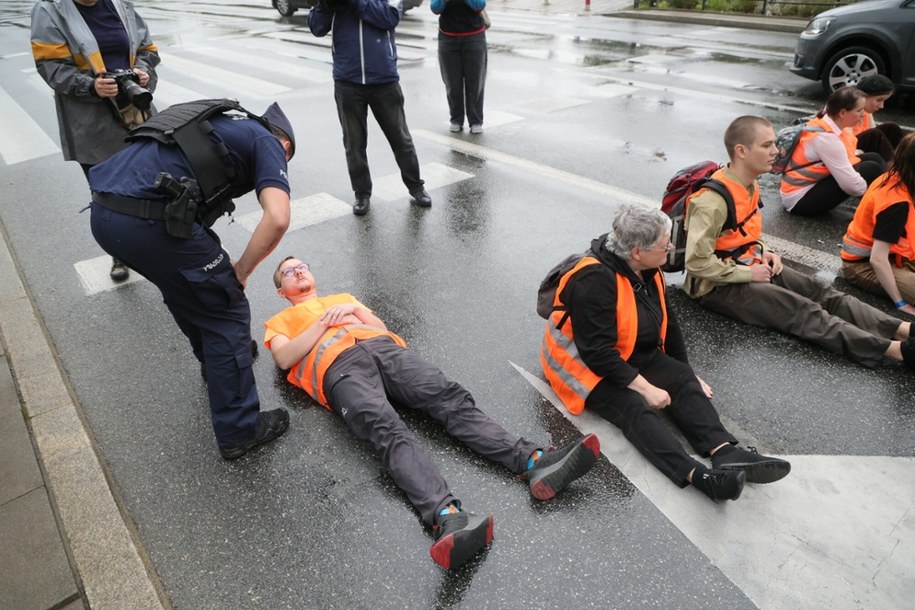 Aktywiści Ostatniego Pokolenia podczas blokady ulic w Warszawie. /Adam Burakowski /East News