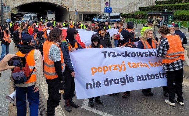 Aktywiści Ostatniego Pokolenia przykleili się do mostu w Warszawie