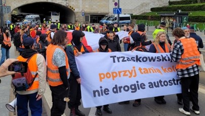 Aktywiści Ostatniego Pokolenia przykleili się do mostu w Warszawie