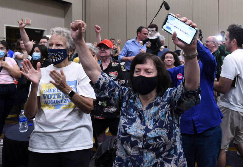 Aktywiści pro-choice cieszący się z wyniku referendum aborcyjnego w stanie Kansas /DAVE KAUP /AFP