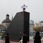 Aktywiści protestują: lecimy w stronę katastrofy. Oblali symboliczne schody