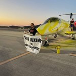 Aktywiści przykleili się do samolotu na Ibizie [ZDJĘCIA]