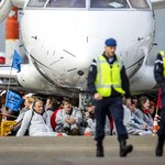 Aktywiści przykuli się do odrzutowców w Amsterdamie. Zatrzymano ponad 100 osób