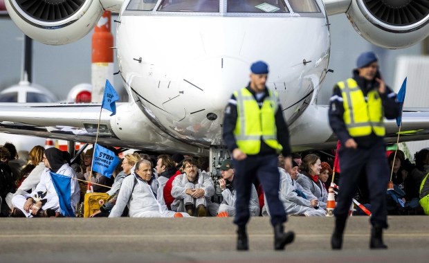 Aktywiści przykuli się do odrzutowców w Amsterdamie. Zatrzymano ponad 100 osób