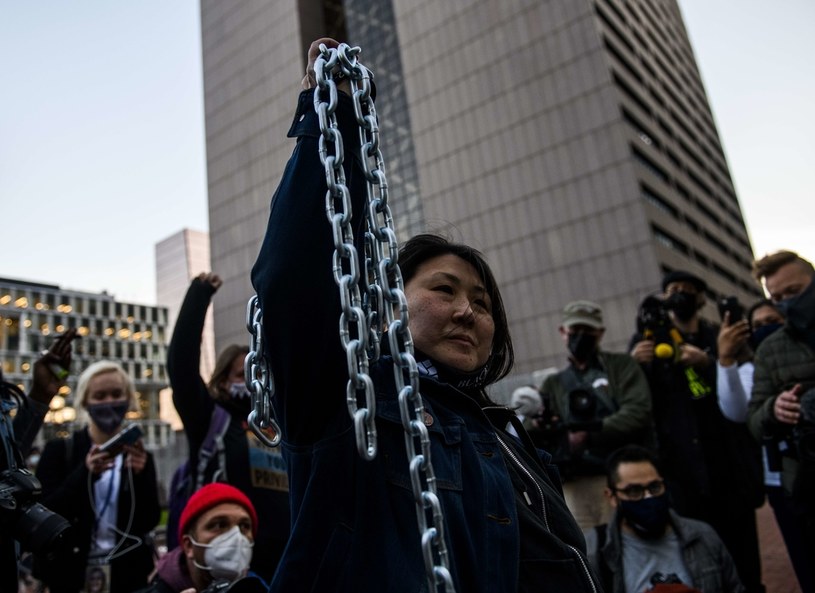 In an act of protest, activists rush to the courtyard where the trial of a policeman accused of the murder of George Floyd / STEPHEN MATUREN / AFP takes place