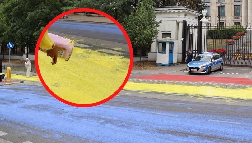 Aktywiści z Polski i Ukrainy w dniu flagi Ukrainy rozlali farbę w kolorach niebieskim i żółtym przed ambasadą Rosji w Warszawie /Euromaidan Warszawa /Facebook