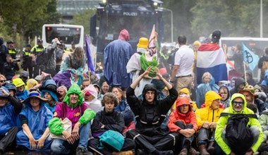 Aktywiści znów zablokowali autostradę. Teraz skarżą się na siniaki