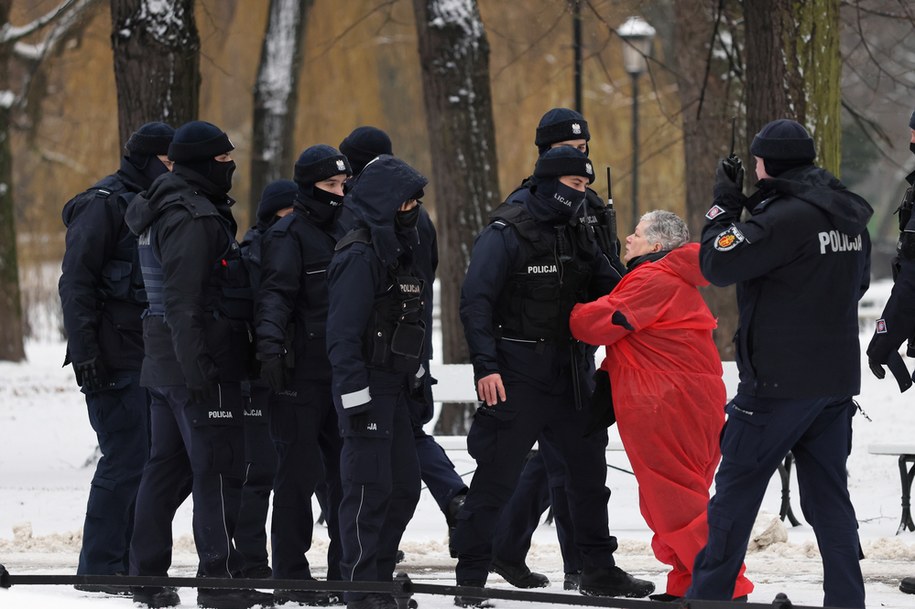 Aktywistka Katarzyna Augustynek (2P) znana jako Babcia Kasia zatrzymana przez policję podczas akcji Obywateli RP w Ogrodzie Saskim w Warszawie, w trakcie trwania obchodów miesięcznicy katastrofy smoleńskiej - 10 grudnia 2021 r. / 	Leszek Szymański    /PAP