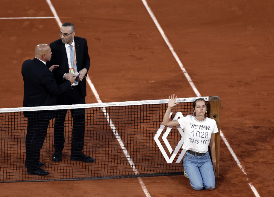 Aktywistka na korcie /YOAN VALAT  /PAP/EPA