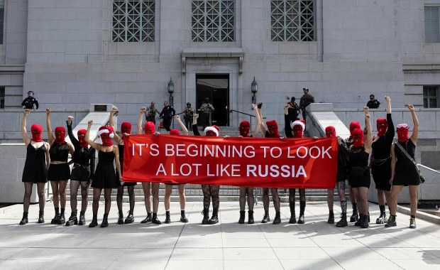 Aktywistka z antyputinowskiej grupy zatrzymana w Polsce