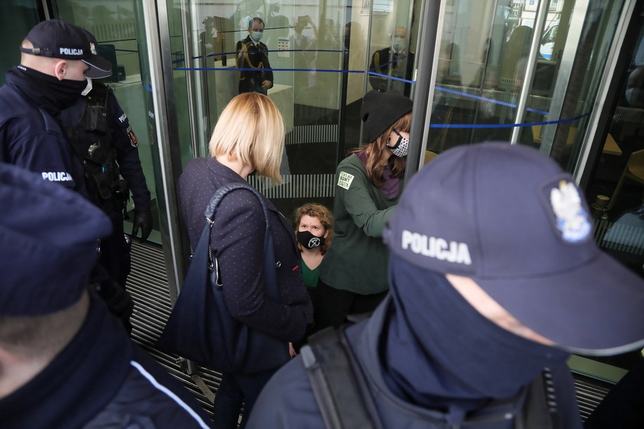 Aktywistki Extinction Rebellion blokują wejście do budynku U kompleksu sejmowego w Warszawie, /PAP/Wojciech Olkuśnik /PAP