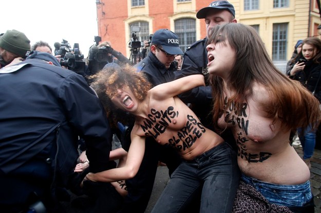 Aktywistki Femenu, które rzuciły się na samochód DSK /YOAN VALAT  /PAP/EPA