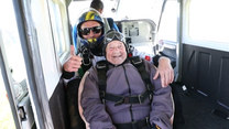 Aktywna seniorka. Mając 103 lata skoczyła ze spadochronem