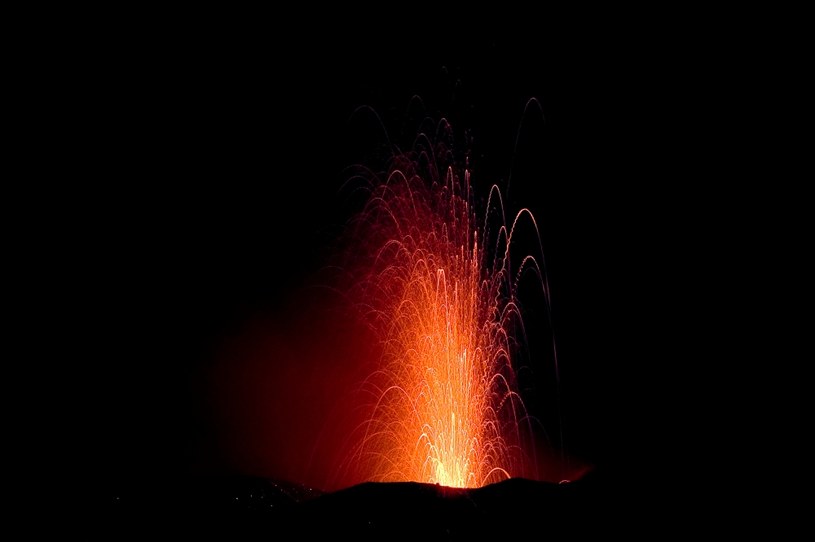Aktywność wulkaniczna pomogła dinozaurom /© Glowimages