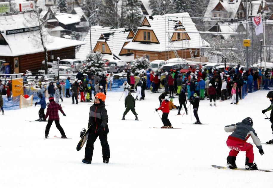 Aktywny odpoczynek w drugi dzień Świąt Bożego Narodzenia - narciarze i snowboardziści na Polanie Szymoszkowej / 	Grzegorz Momot    /PAP