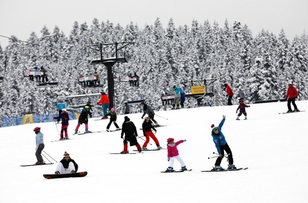 Aktywny odpoczynek w drugi dzień Świąt Bożego Narodzenia - narciarze i snowboardziści na Polanie Szymoszkowej / 	Grzegorz Momot    /PAP