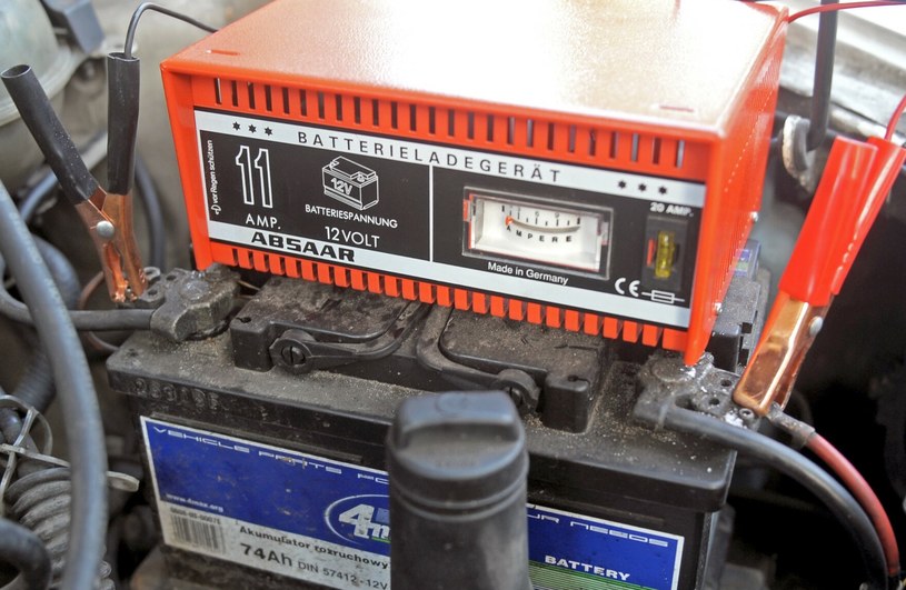 Akumulator może się rozładować nie tylko na mrozie. Nie służą mu też wysokie temperatury /Jan Bielecki /East News