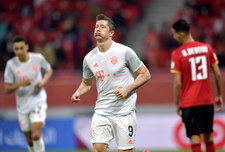 Al-Ahly - Bayern Monachium 0-2 w półfinale KMŚ. Robert Lewandowski cieszy się z triumfu