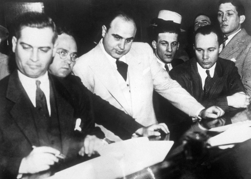 Al Capone próbował wybielić swój wizerunek działając na rzecz lokalnej społeczności /Getty Images/Flash Press Media