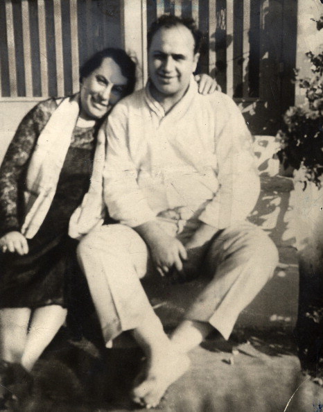 Al Capone w odwiedzinach u swojej mamy, dla której na zawsze pozostał "ukochanym synkiem" /Getty Images/Flash Press Media