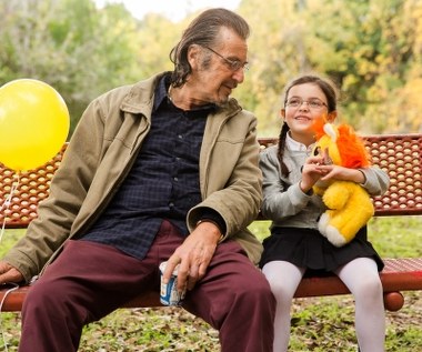 Al Pacino i Skylar Gasper w scenie z filmu "Manglehorn"