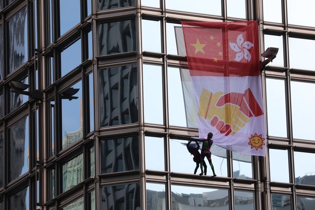 Alain Robert na szczycie wieżowca w Hongkongu /PAP/EPA /PAP/EPA