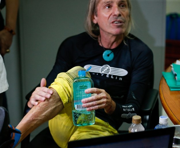 Alain Robert po wspinaczce w Paryżu /MARK R. CRISTINO /PAP/EPA