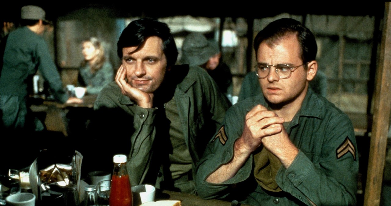 Alan Alda i Gary Burghoff w serialu "M*A*S*H" /CBS/All Film Archive/Mary Evans/East News /East News