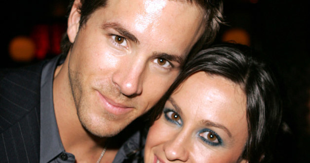 Alanis Morisette i Ryan Reynolds w 2004 roku, fot. Frazer Harrison &nbsp; /Getty Images/Flash Press Media