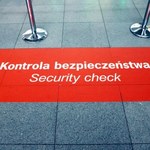 Alarm i kontrola rąk. Jak działa i co wykrywa papierek na lotnisku?